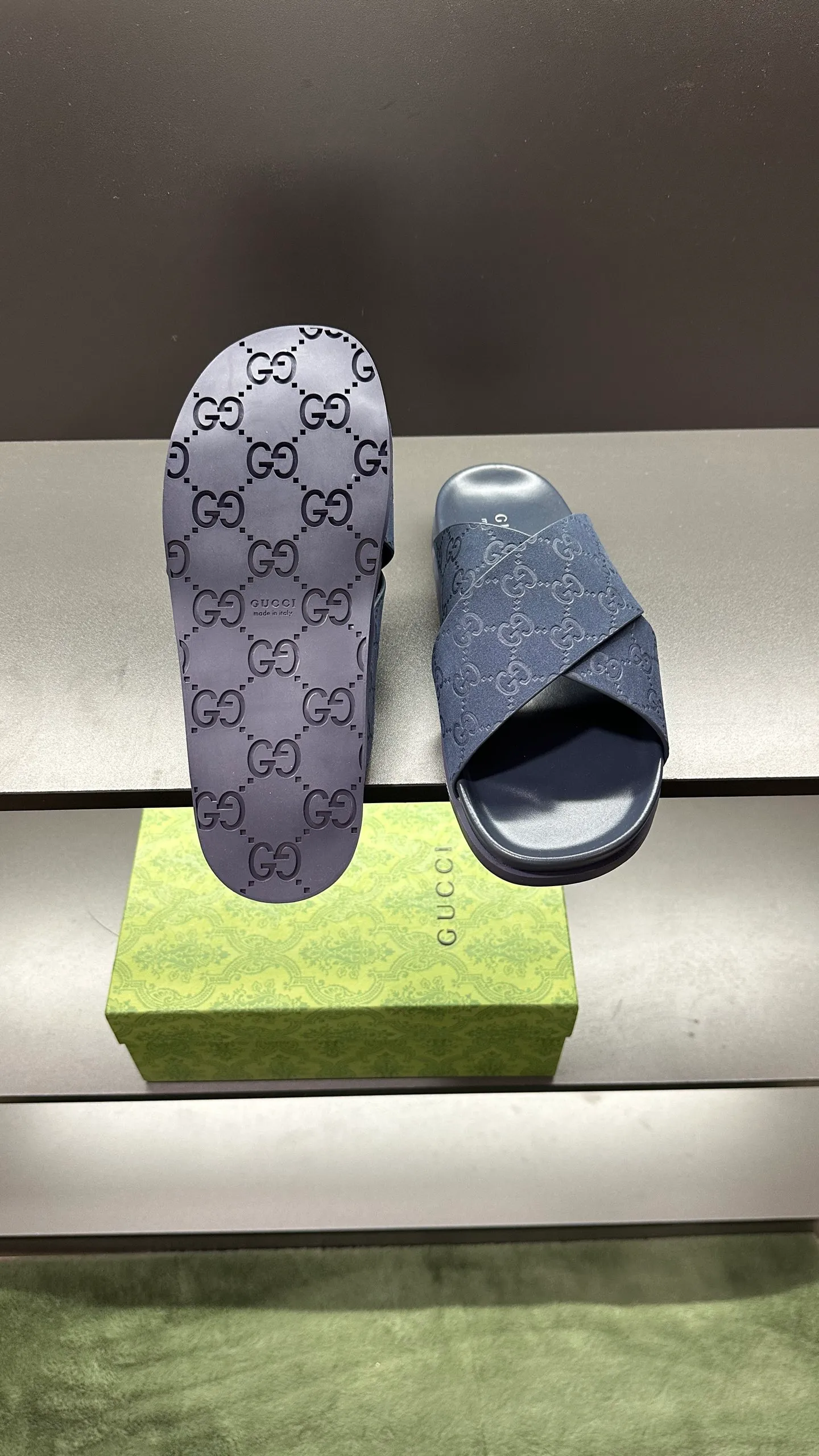 [G Home New Style] P: 300💰Men's size 39~45, (46. Customized) This slipper is made of GG polyester fiber and is decorated with a Gucci label on the front, which adds a striking logo feel to the style. "Gucci Made in Italy" stamped label Rubber sole Flat Made in Italy